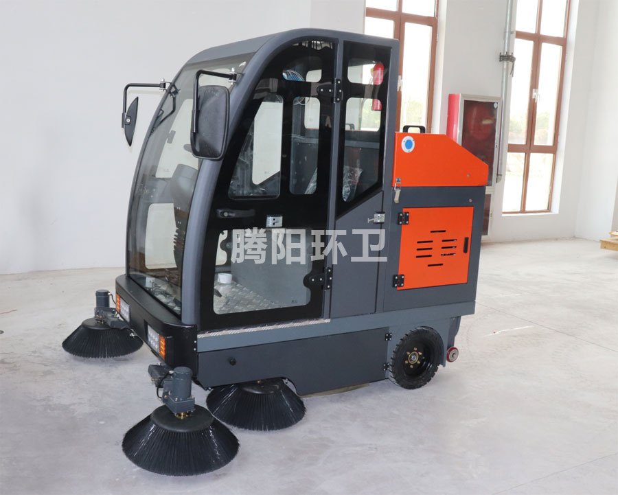 TY-1900型电动驾驶式扫地车