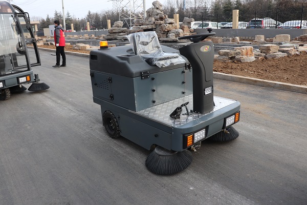 TY-1400型三刷驾驶式电动扫地车